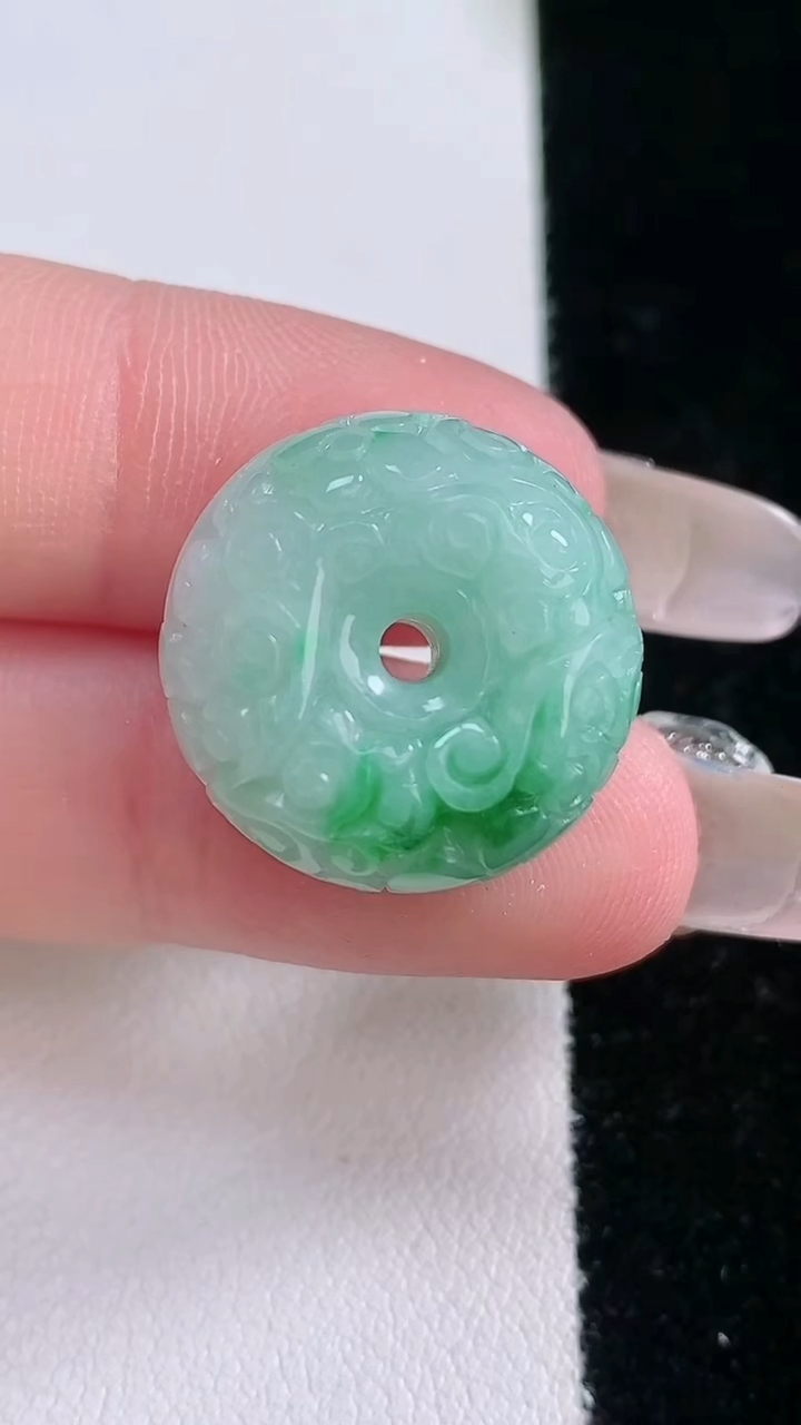 天然A货翡翠雕花路路通吊坠，尺寸17.6-11.4，重量:7.92g
3月7日