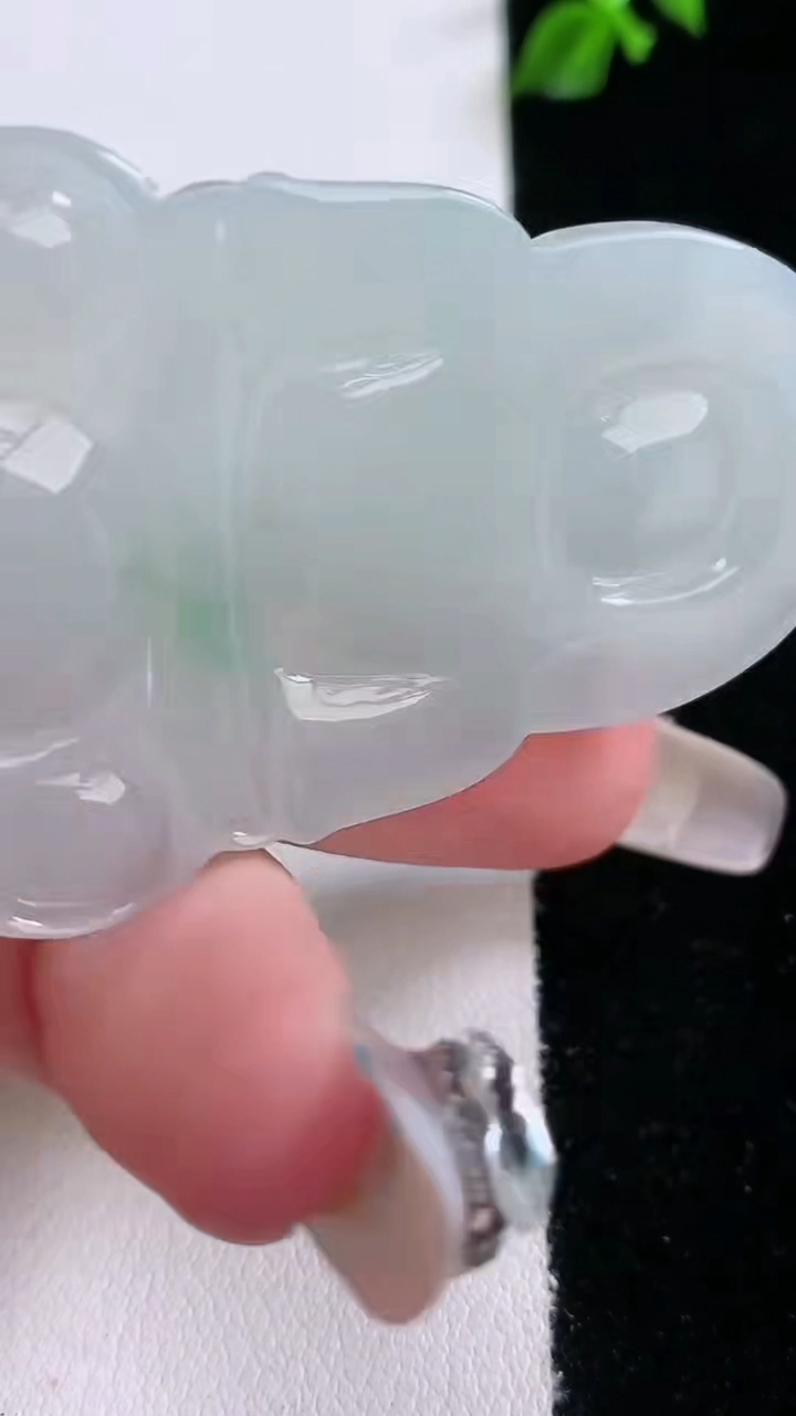 天然A货翡翠观音菩萨吊坠，尺寸53.3-35.8-4.7，重量:16.33g
3月7日