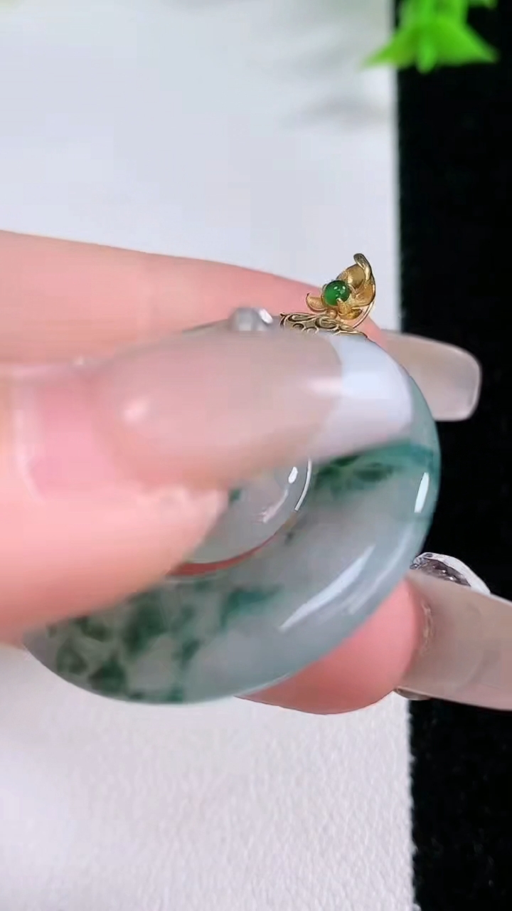 天然A货翡翠种飘花母子平安扣吊坠，尺寸32.3-3.6，重量:8.88g
3月7日