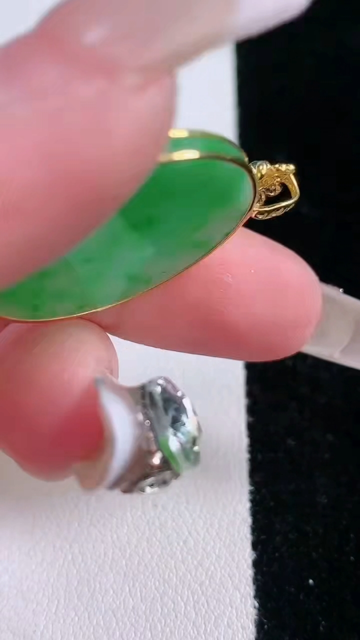 天然A货翡翠无事牌吊坠，尺寸26-1.8，重量:4.81g
3月7日