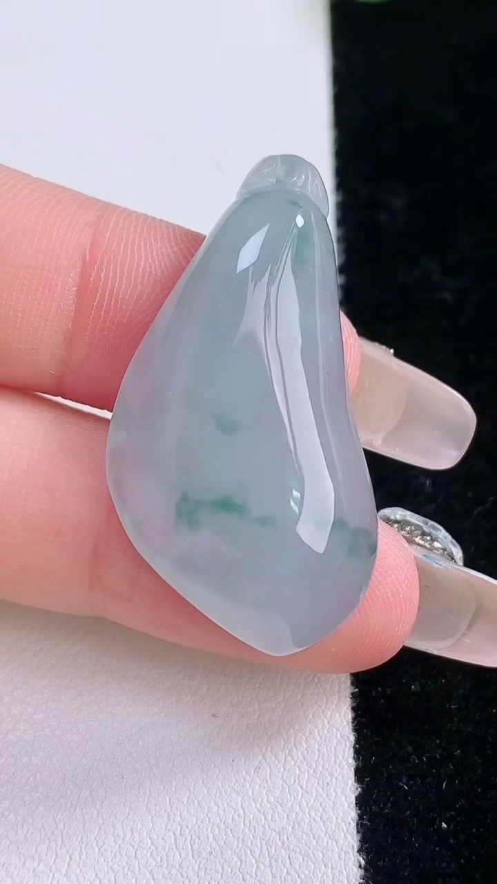 天然A货翡翠飘花福瓜吊坠，尺寸36.3-20.3-6.4，重量:7.97g
3月7日