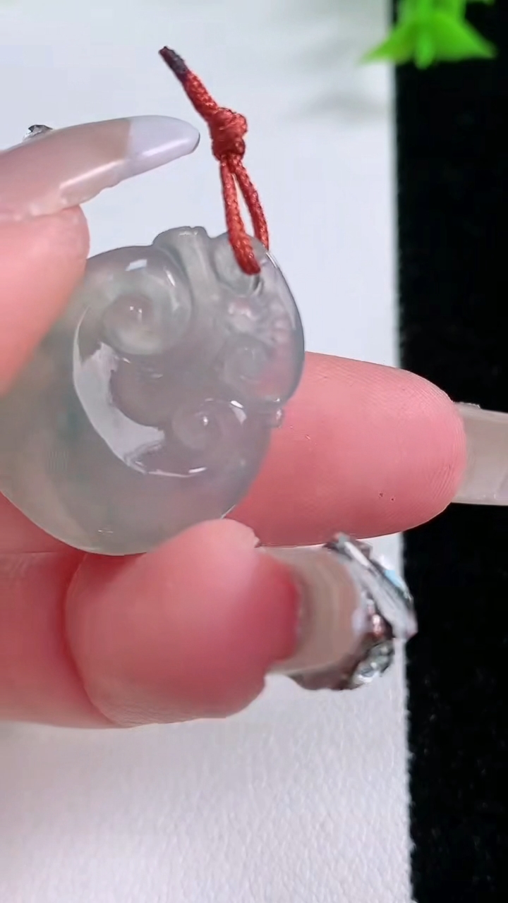 天然A货翡翠冰种飘花如意头吊坠，尺寸24.3-19.6-5.8，重量:4.60g
3月7日