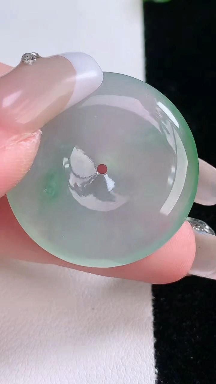 天然A货翡翠平安扣吊坠，尺寸31-5.8，重量:12.48g
3月7日