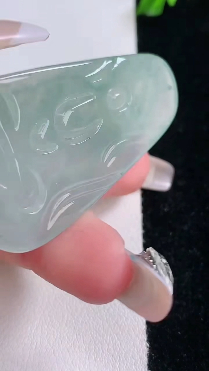 天然A货翡翠大势至菩萨吊坠，尺寸50.3-28.5-5.3，重量:16.54g
3月7日