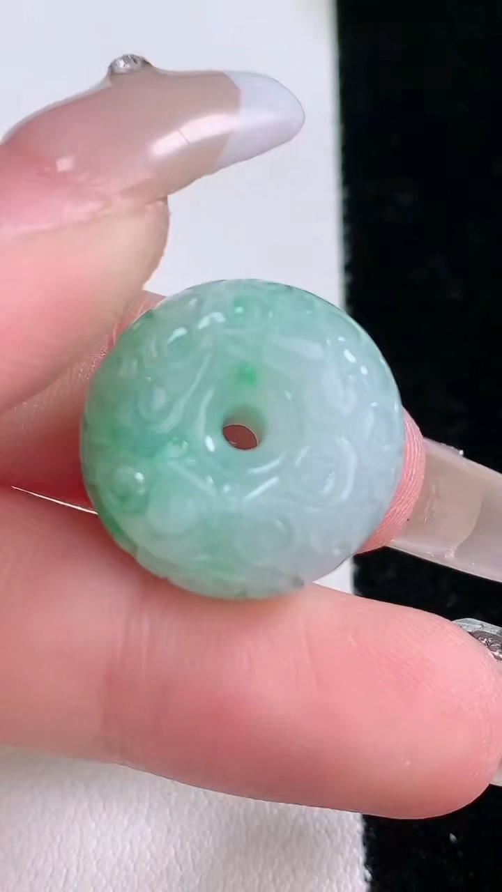 天然A货翡翠雕花路路通吊坠，尺寸17.6-11.4，重量:7.92g
3月7日