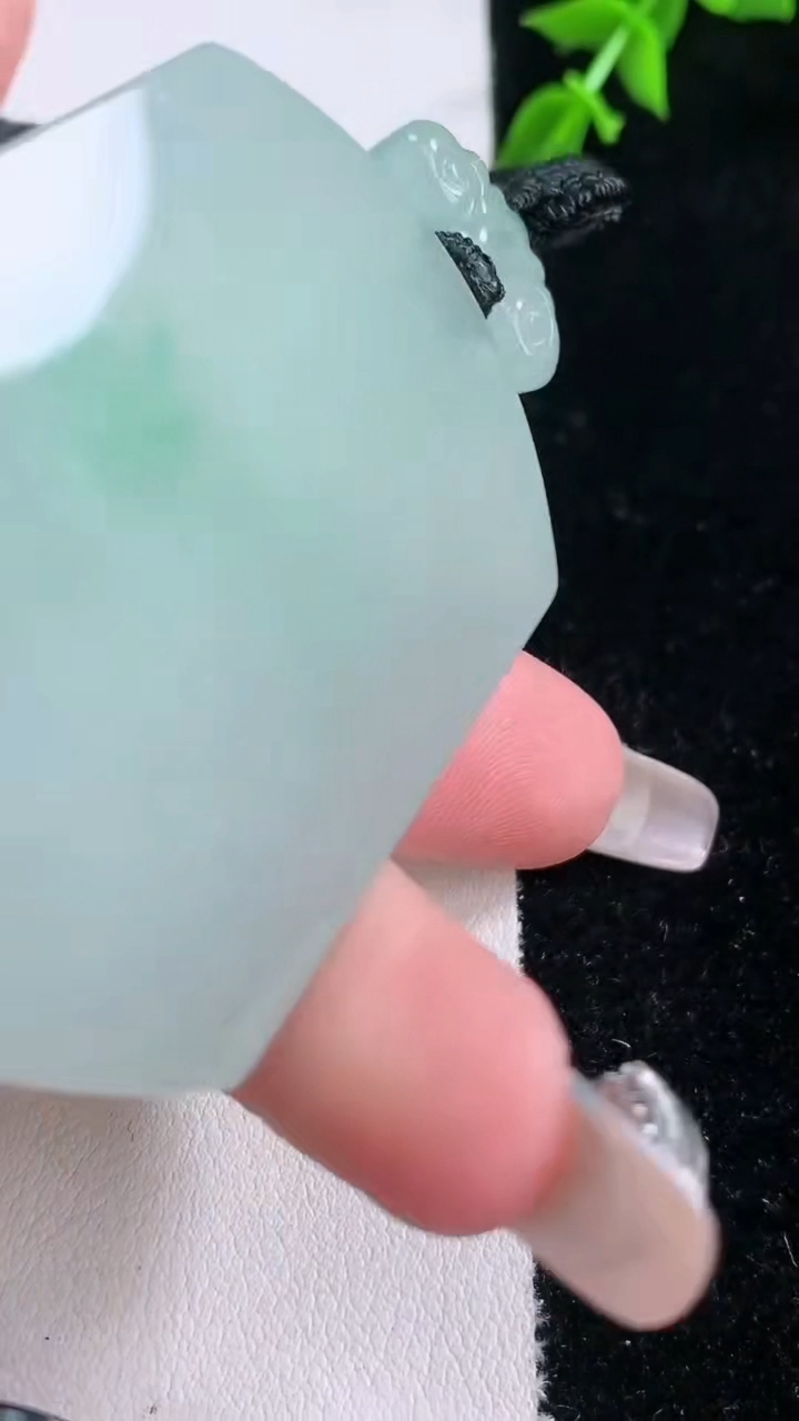 天然A货翡翠仿古无事牌吊坠，尺寸54.8-41.3-5.8，重量:44.11g
3月7日