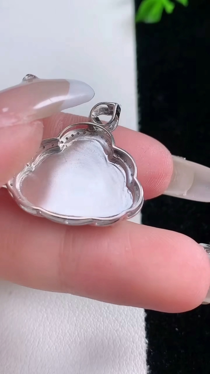 天然A货翡翠佛公吊坠，尺寸24.4-23-5.5，裸石16-20.2重量:3.78g
3月7日