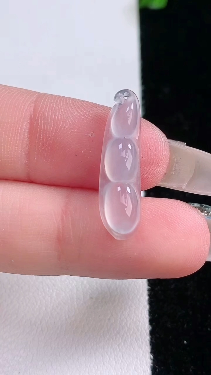 天然A货翡翠福豆吊坠，尺寸23.3-6.3-4.2，重量:1.06g
3月7日