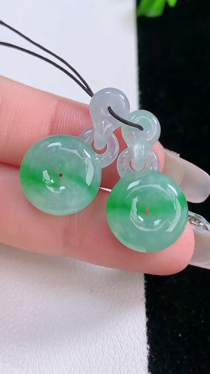 天然A货翡翠平安扣吊坠一对，尺寸15-6，重量:7.58g
3月7日