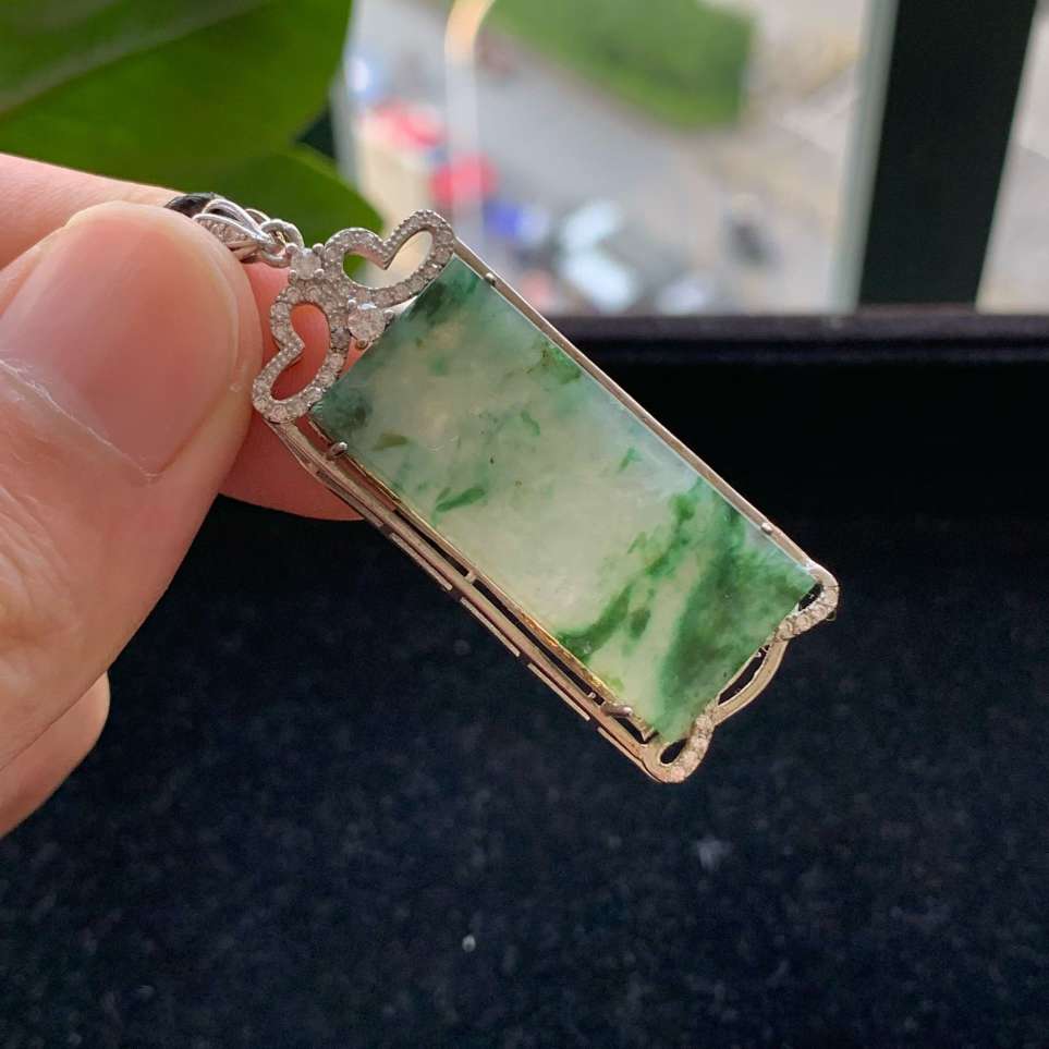 A货天然翡翠冰糯种925银飘绿无事牌吊坠重量3.45
3月7日