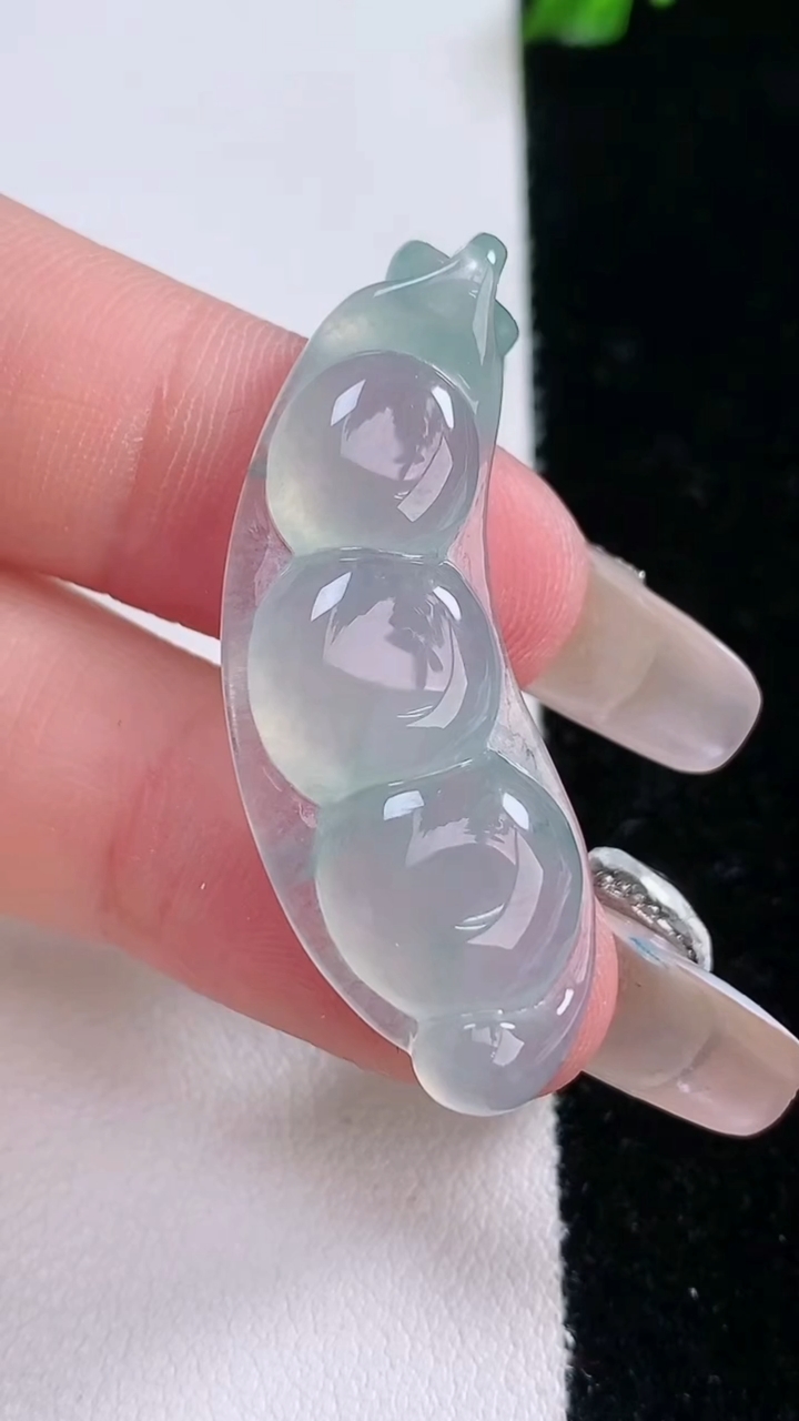 天然A货翡翠冰种飘花福豆吊坠，尺寸49.8-13.8-5.7，重量:6.68g
3月7日