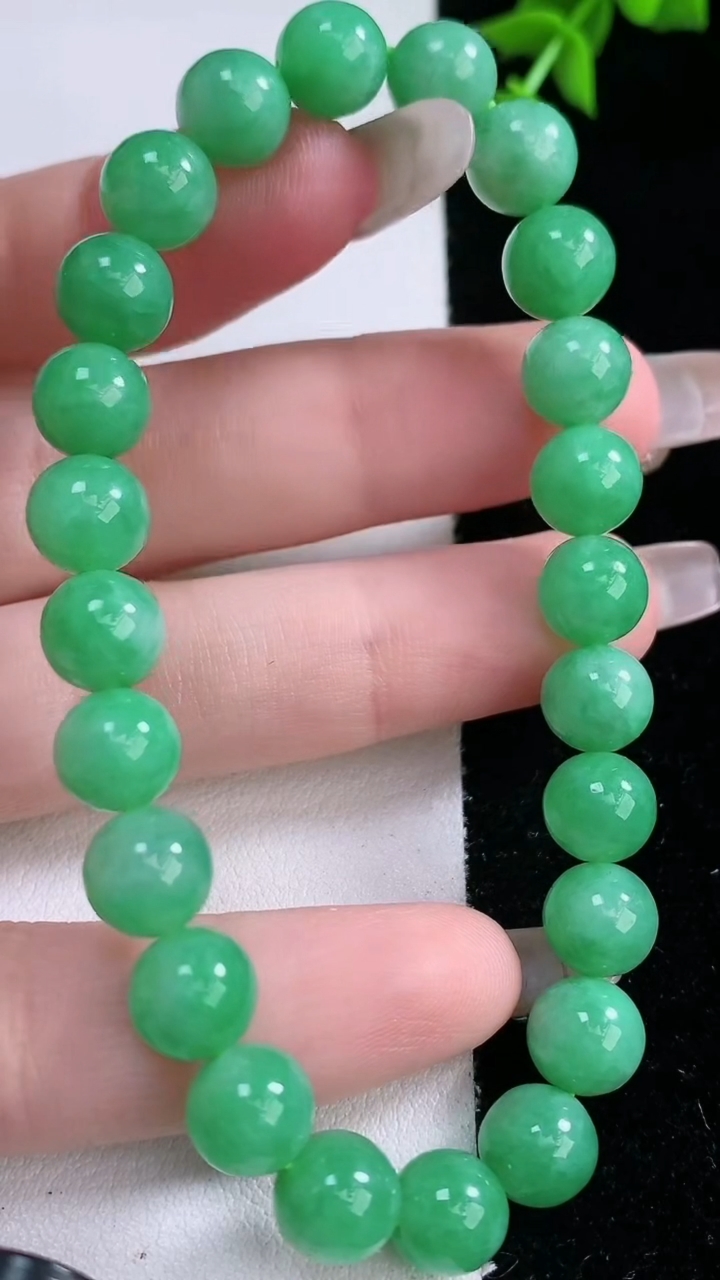 天然A货翡翠圆珠手串，尺寸7.8-24颗，重量:20.70g3月7日
工厂直销收藏佳品,种好水足，色