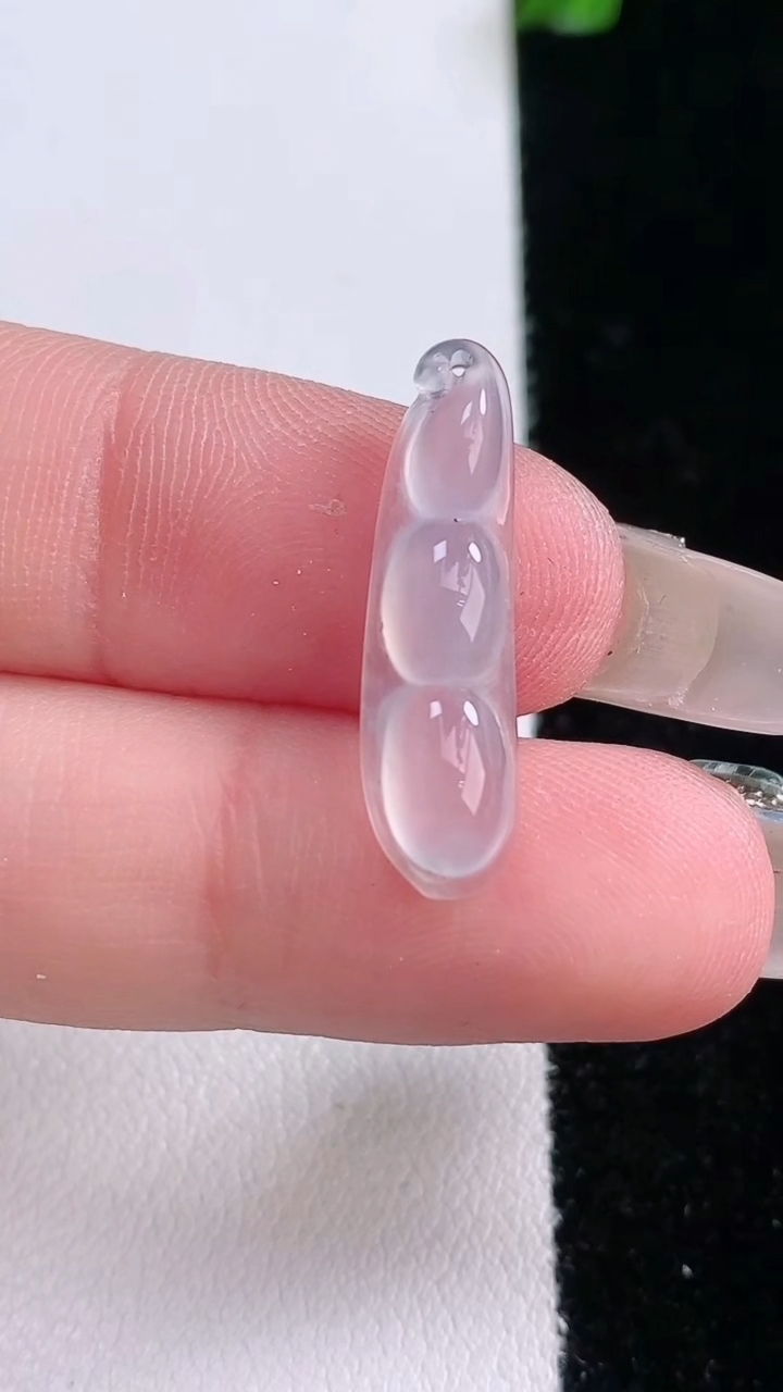 天然A货翡翠福豆吊坠，尺寸23.3-6.3-4.2，重量:1.06g
3月7日