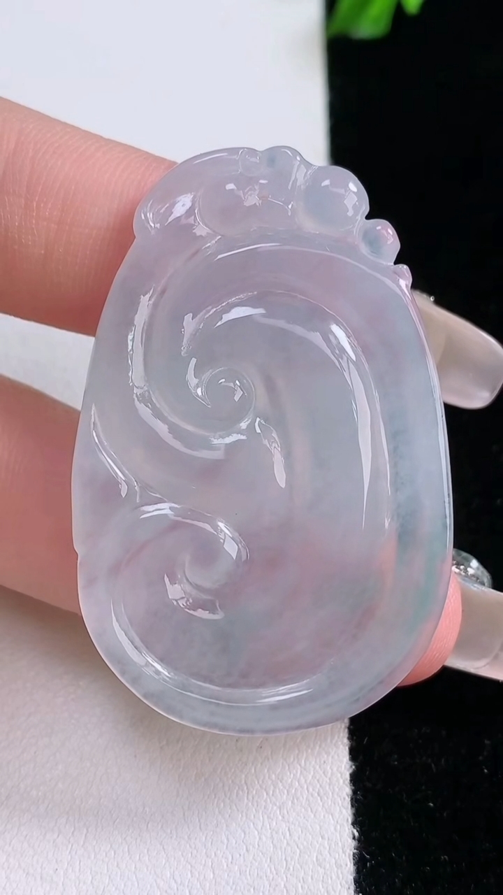 天然A货翡翠如意吊坠，尺寸45.3-28.8-4，重量:10.66g
3月7日