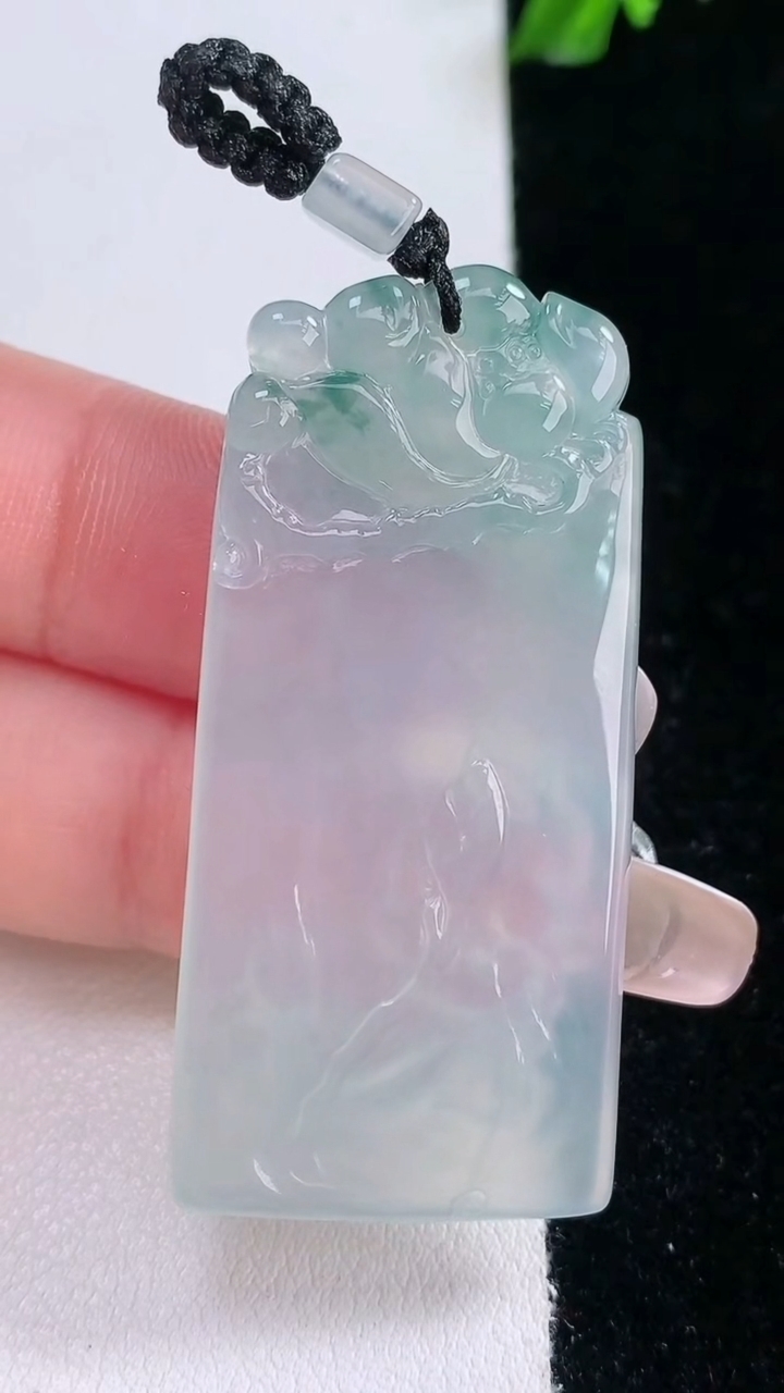 天然A货翡翠冰种飘花和和美美 荷花吊坠，尺寸46.7-22.5-4.3，重量:13.23g
3月7日