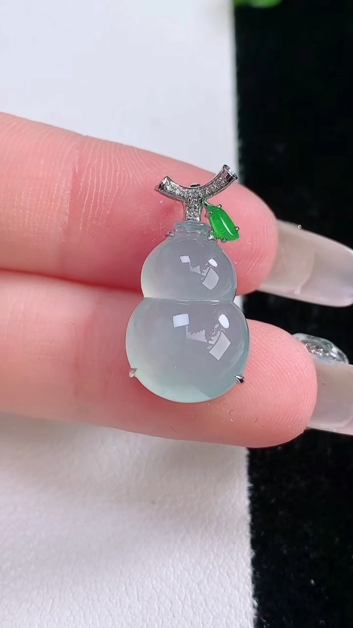 天然A货翡翠葫芦吊坠，尺寸17-12.2-7.1，重量:3.44g
3月7日