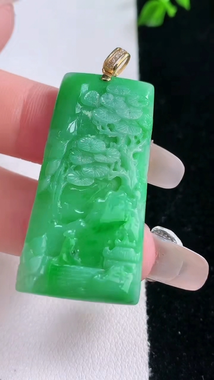 天然A货翡翠山水牌吊坠，尺寸40.2-19.4-4.5，重量:10.38g
3月7日