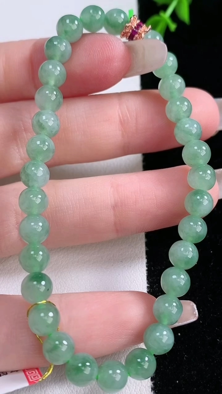 天然A货翡翠圆珠手串，尺寸5.8-30颗，重量:11.44g3月7日
工厂直销收藏佳品,种好水足，色