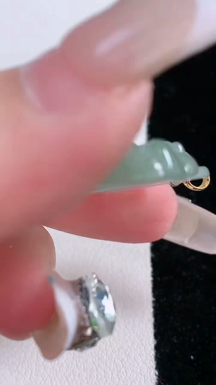 天然A货翡翠佛公吊坠，尺寸32-33.6-6.5，重量:10.46g
3月7日