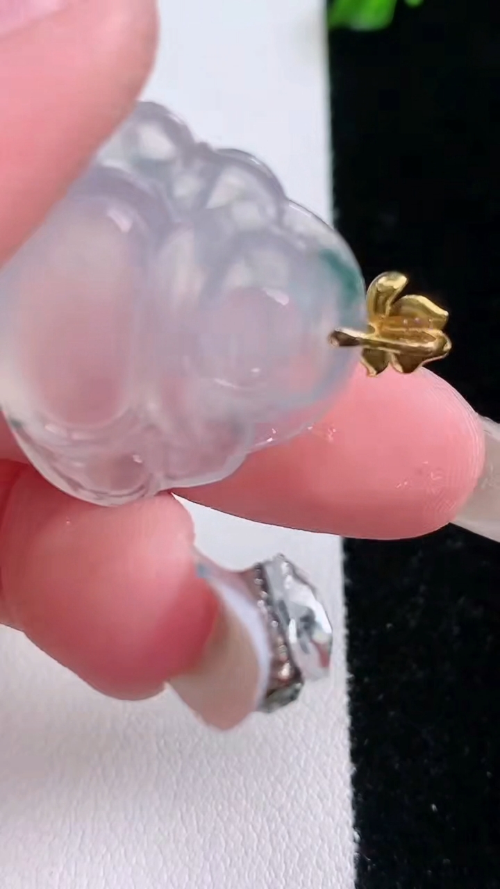 天然A货翡翠种飘花佛公吊坠，尺寸23.4-37-5.6，重量:6.18g
3月7日