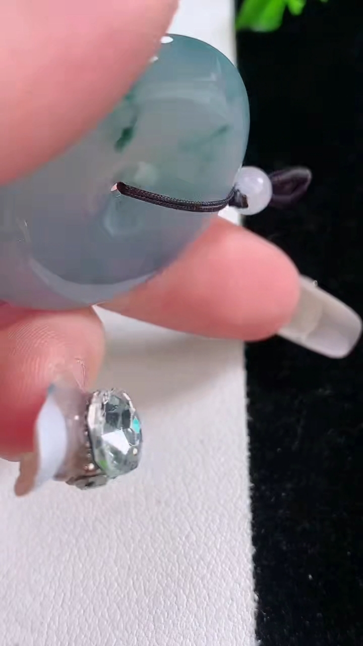 天然A货翡翠种紫罗兰飘花平安扣吊坠，尺寸32-5.8，重量:13.19g
3月7日