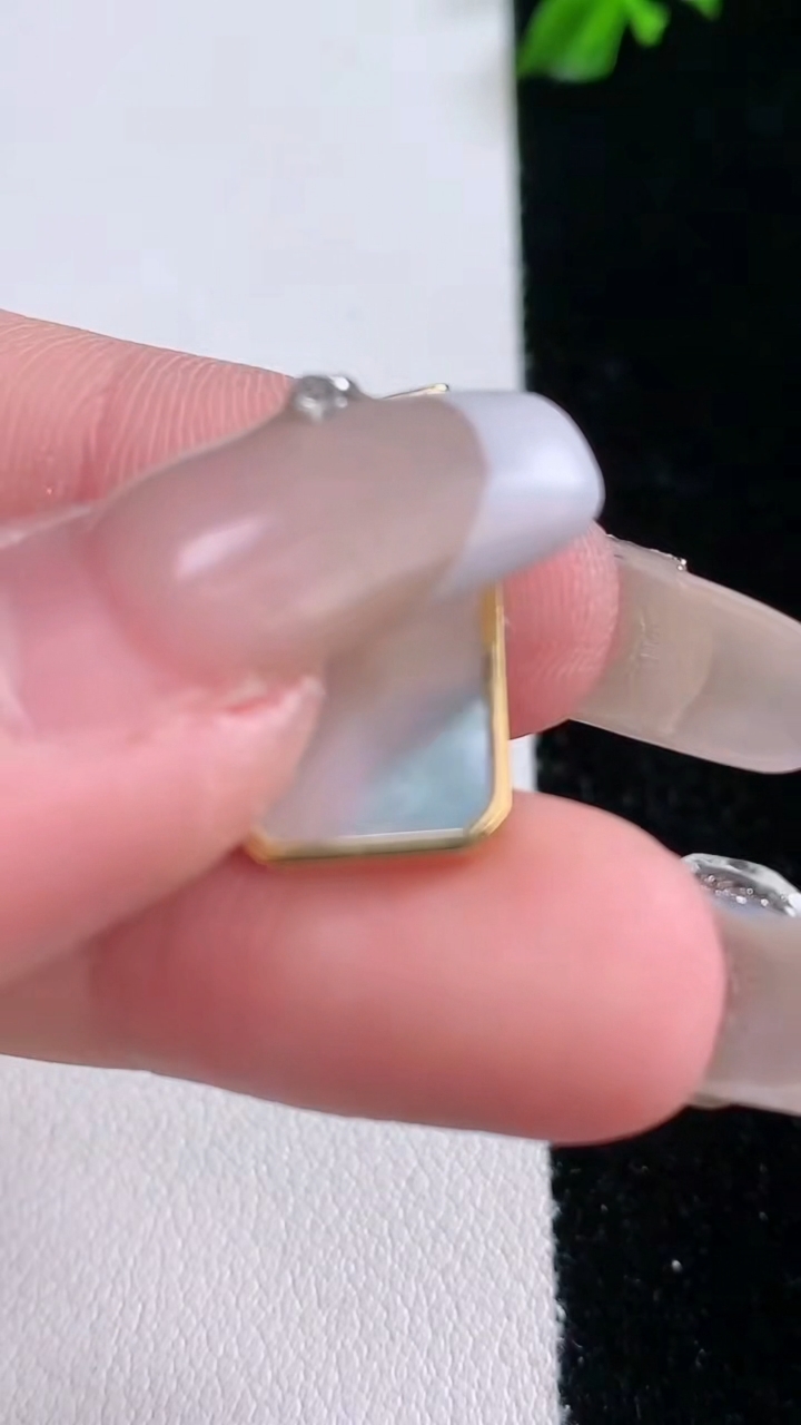 天然A货翡翠无事牌吊坠，尺寸18-11.2-1.8，重量:1.47g
3月7日