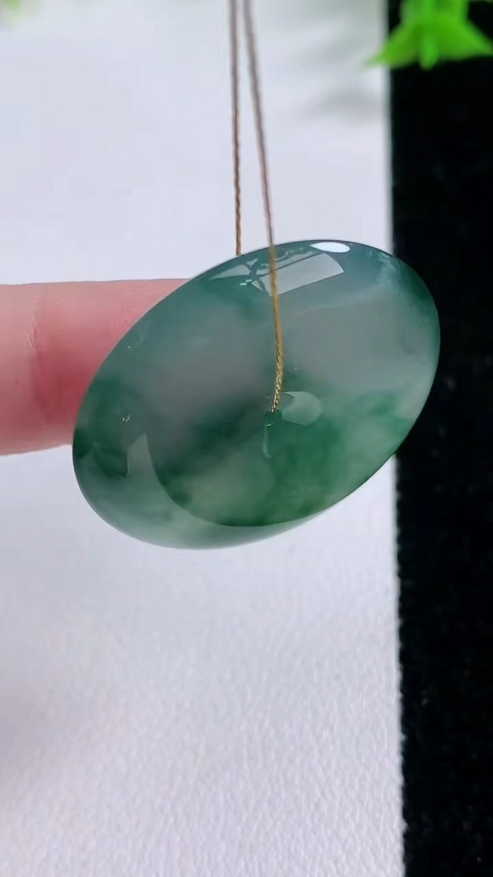 天然A货翡翠冰种飘花平安扣吊坠，尺寸29.8-6.4，重量:11.80g
3月7日