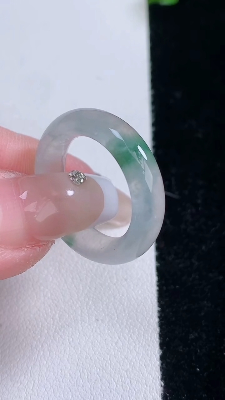 天然A货翡翠冰种飘花指环戒指，尺寸17.4-5.6-4，重量:4.28g2026年3月7日
工厂直销收藏佳品,种好水足，色泽均匀，有种有色，上手高大气！