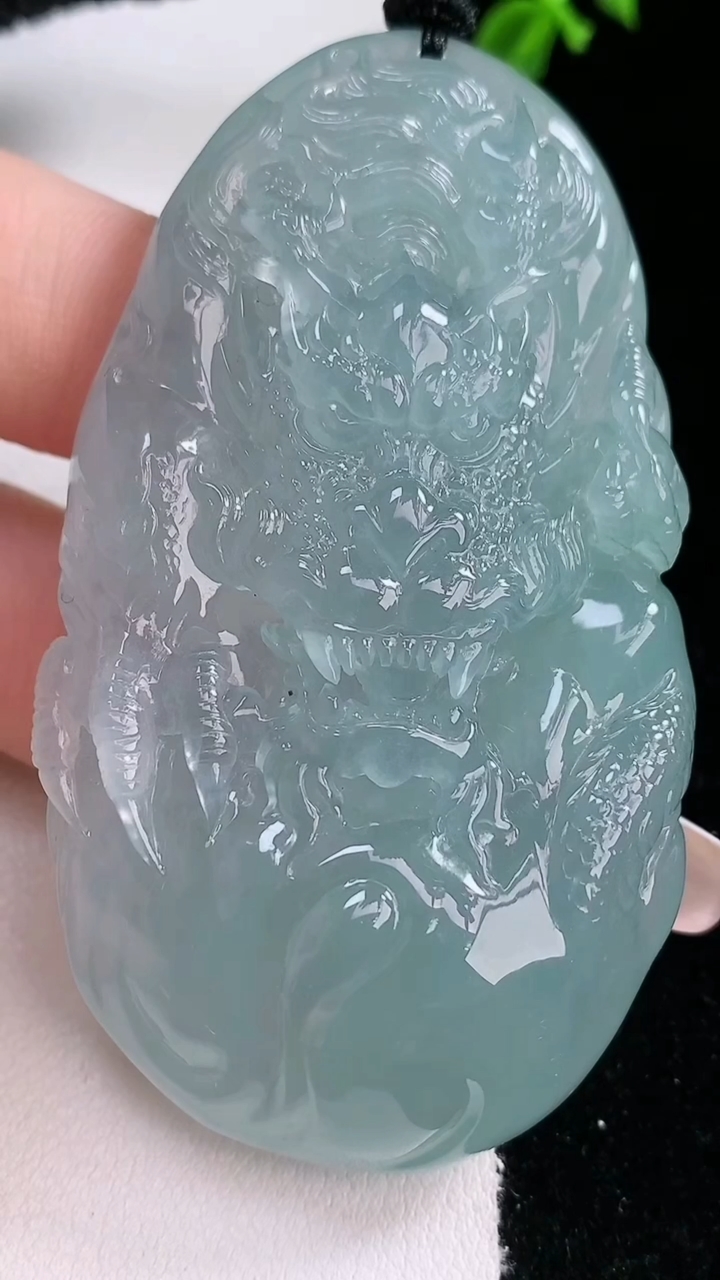 天然A货翡翠龙牌吊坠，尺寸66-38-12.6，重量:64.87g
3月7日