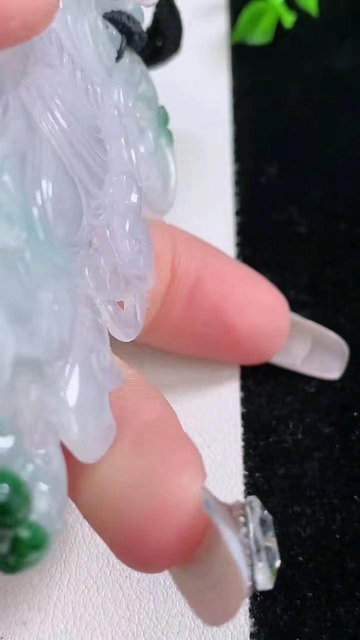 天然A货翡翠御龙关公吊坠，尺寸70.7-39.4-7.3，重量:40.15g
3月7日