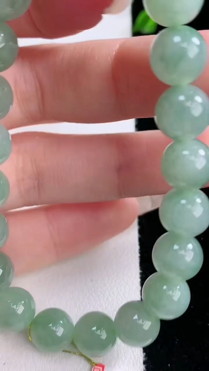 天然A货翡翠圆珠手串，尺寸8.9-21颗，重量:27.16g3月7日
工厂直销收藏佳品,种好水足，色泽均匀，有种有色，上手高大气！
