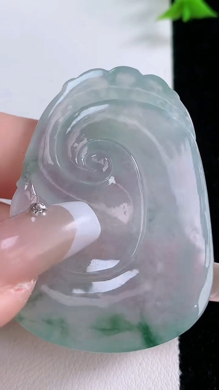 天然A货翡翠种飘花如意吊坠，尺寸49.6-36.3-4.6，重量:20.09g
3月7日