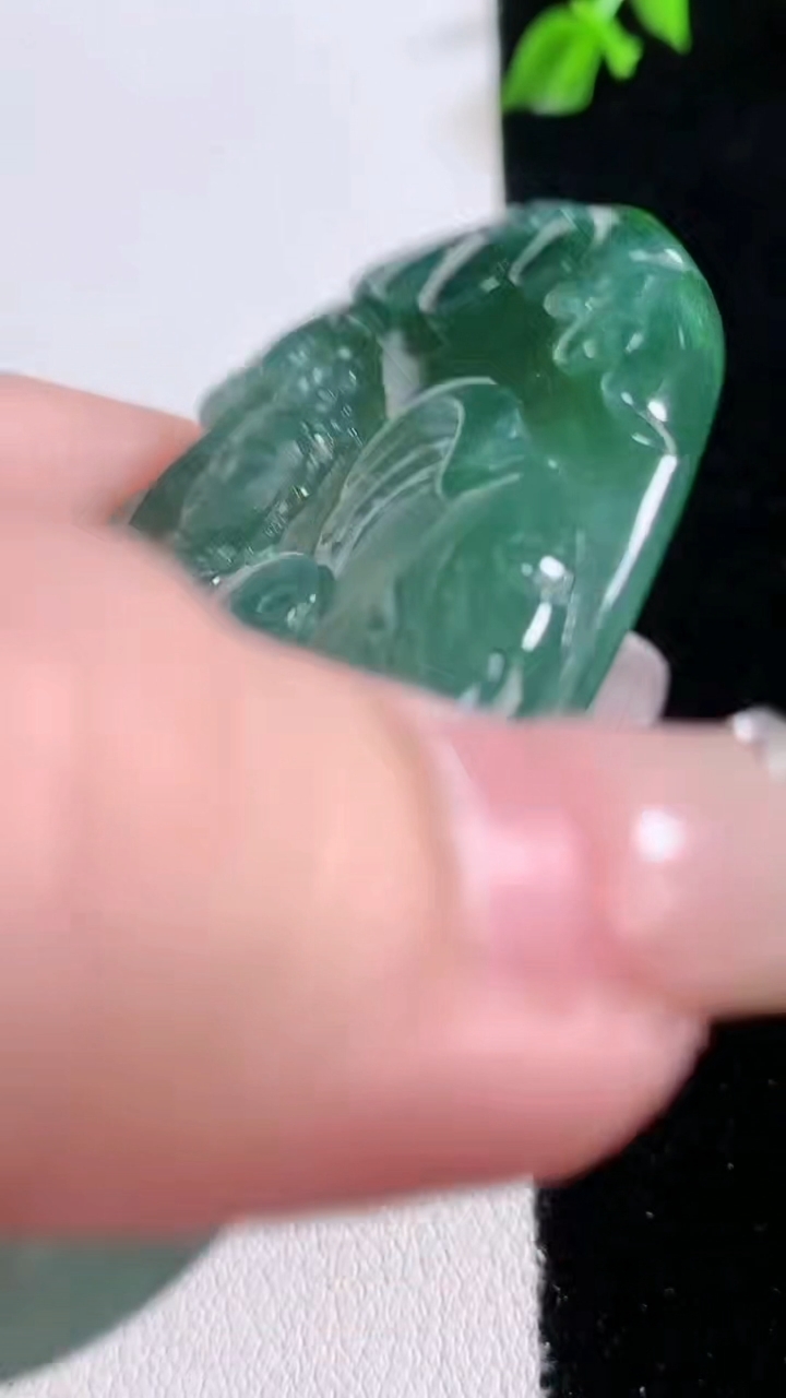 天然A货翡翠普贤菩萨吊坠，尺寸65.2-41.8-5.4，重量:36.42g
3月7日