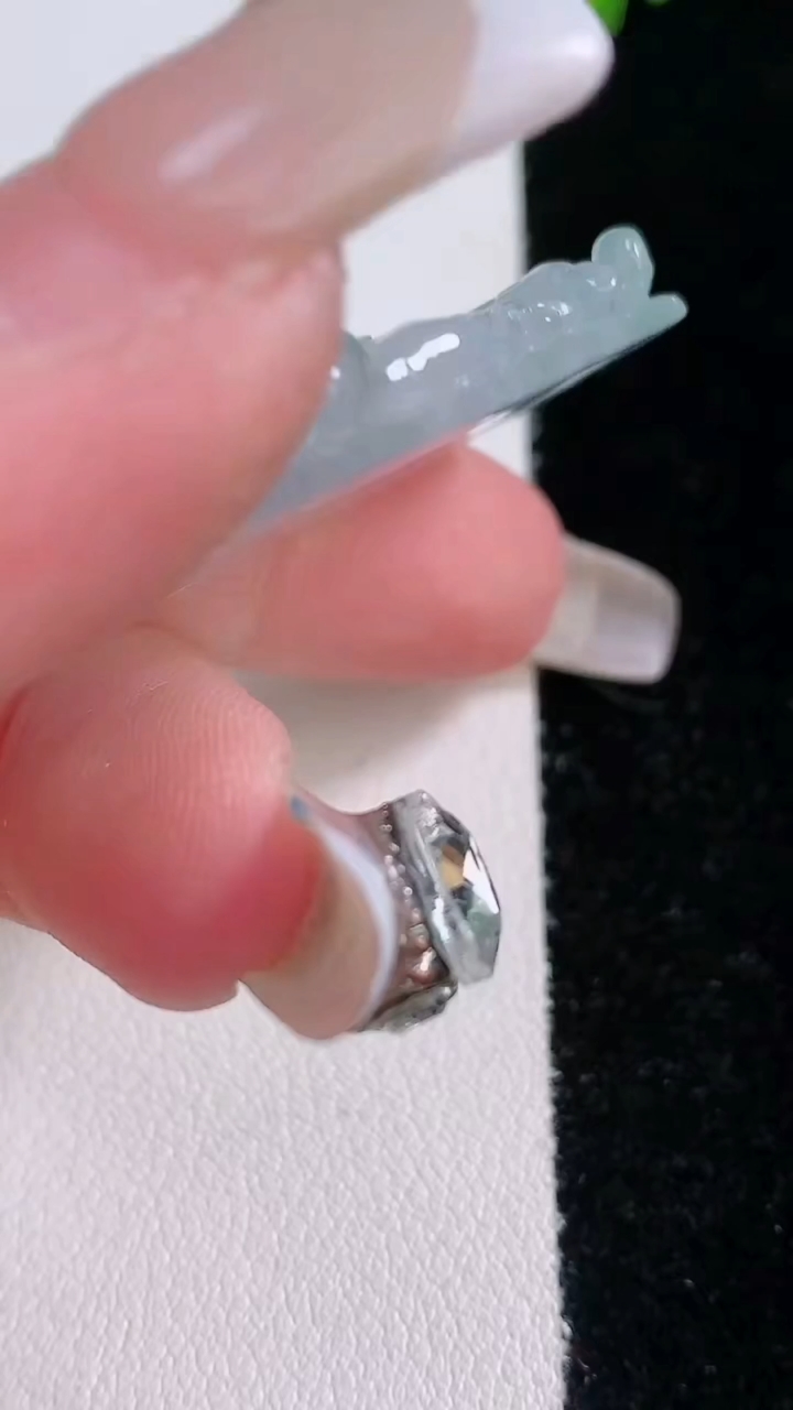 天然A货翡翠冰种飘花生肖鸡吊坠，尺寸39.2-25-5.2，重量:10.69g
3月7日