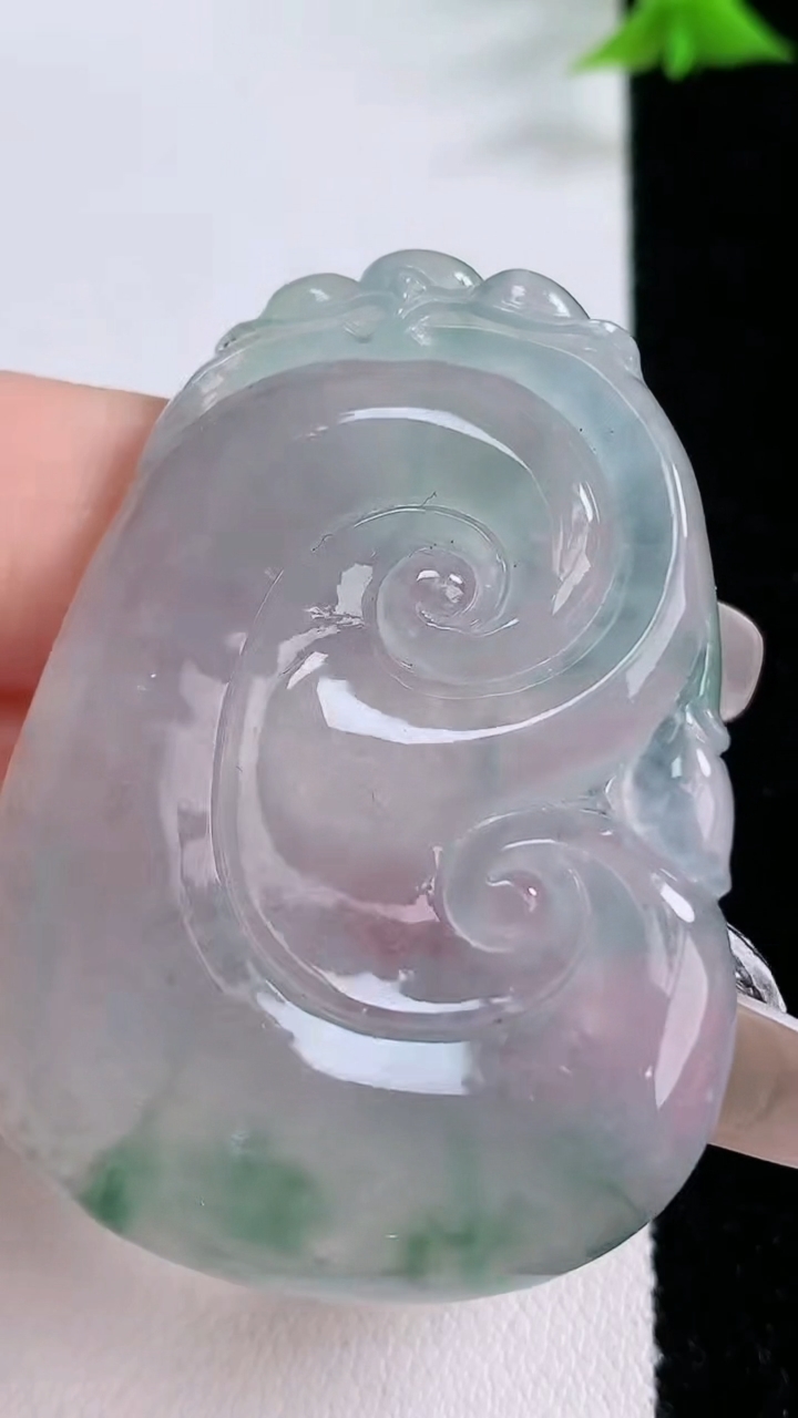 天然A货翡翠种飘花如意吊坠，尺寸49.6-36.3-4.6，重量:20.09g
3月7日