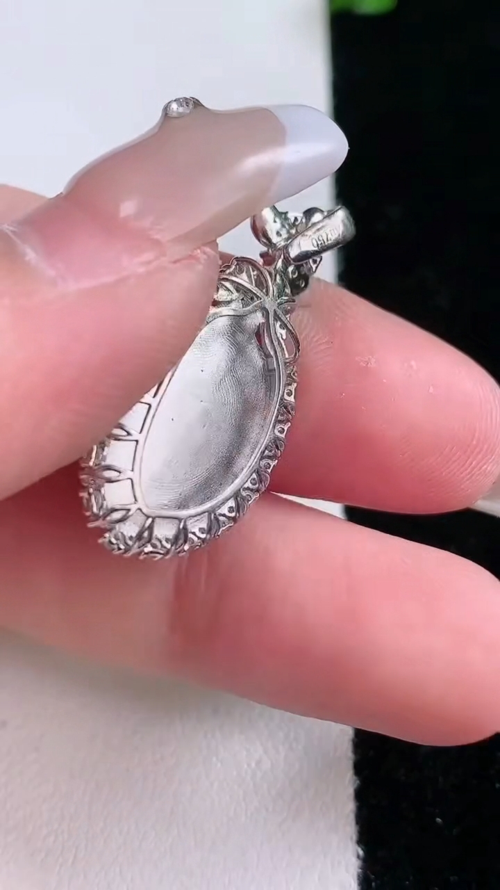 天然A货翡翠福瓜吊坠，尺寸31-13.7-6.6，裸石18-10.6重量:3.57g
3月7日