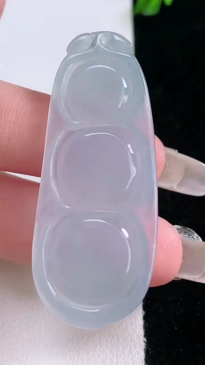 天然A货翡翠福豆吊坠，尺寸51-20.6-6.2，重量:12.13g
3月7日