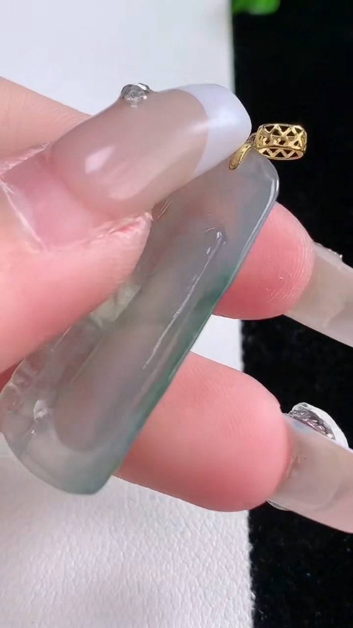 天然A货翡翠18K金飘花节节高升 竹节吊坠，尺寸39-15-4.7，重量:4.34g
3月7日