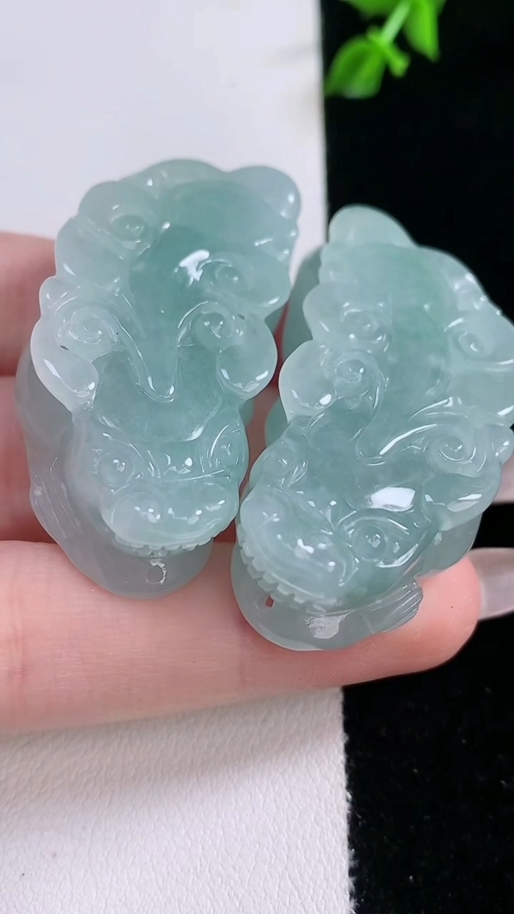 天然A货翡翠貔貅吊坠一对尺寸44.4-20.7-11.7，重量:50.95g
3月7日