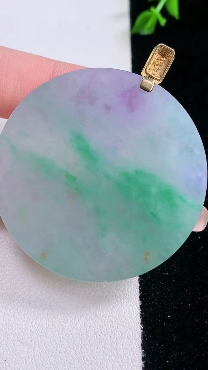 天然A货翡翠无事牌吊坠，尺寸46-5.3，重量:31.70g
3月7日