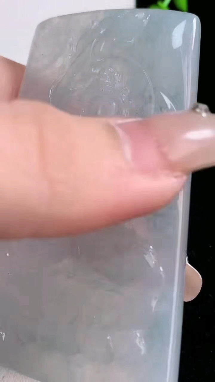 天然A货翡翠虚空藏菩萨吊坠，尺寸72.4-44.7-5.5，重量:44.72g
3月7日