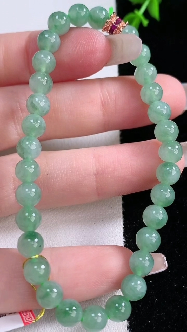 天然A货翡翠圆珠手串，尺寸5.8-30颗，重量:11.44g3月7日
工厂直销收藏佳品,种好水足，色泽均匀，有种有色，上手高大气！