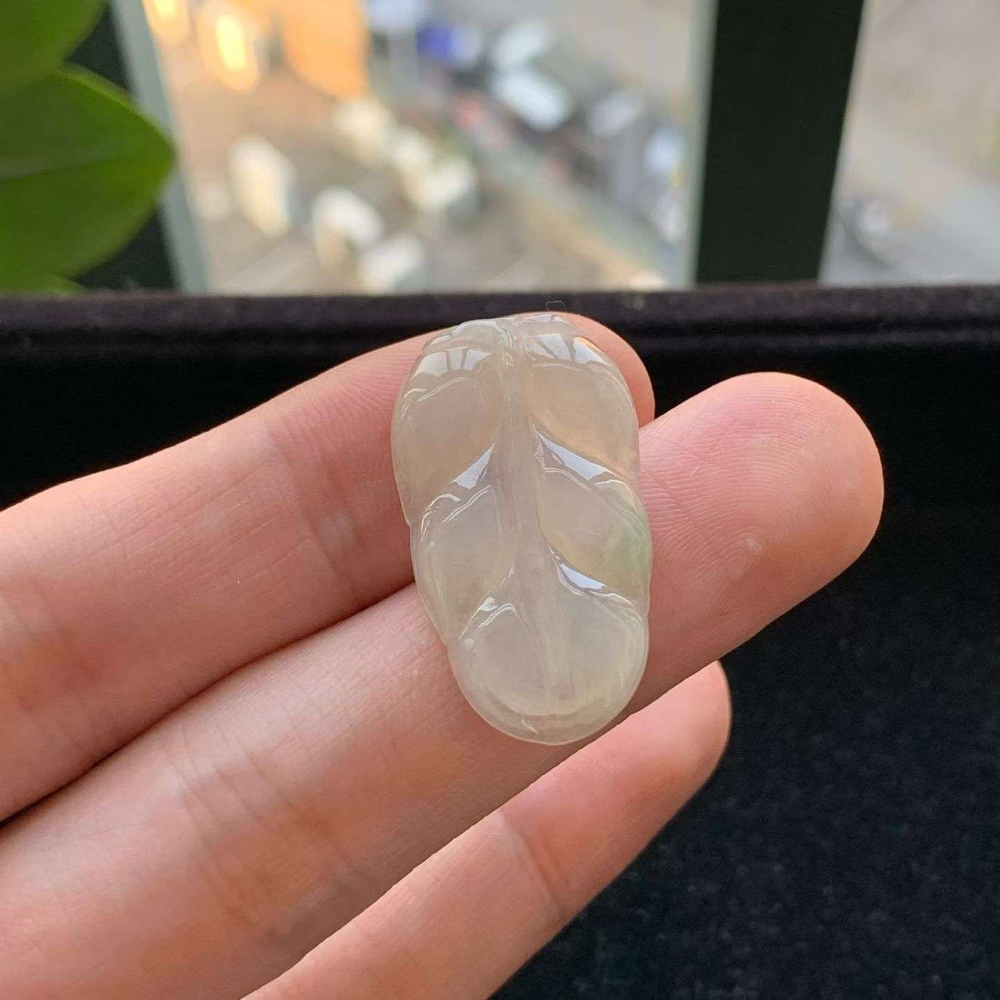 A货天然翡翠冰糯种飘绿叶子吊坠重量3.31
3月7日