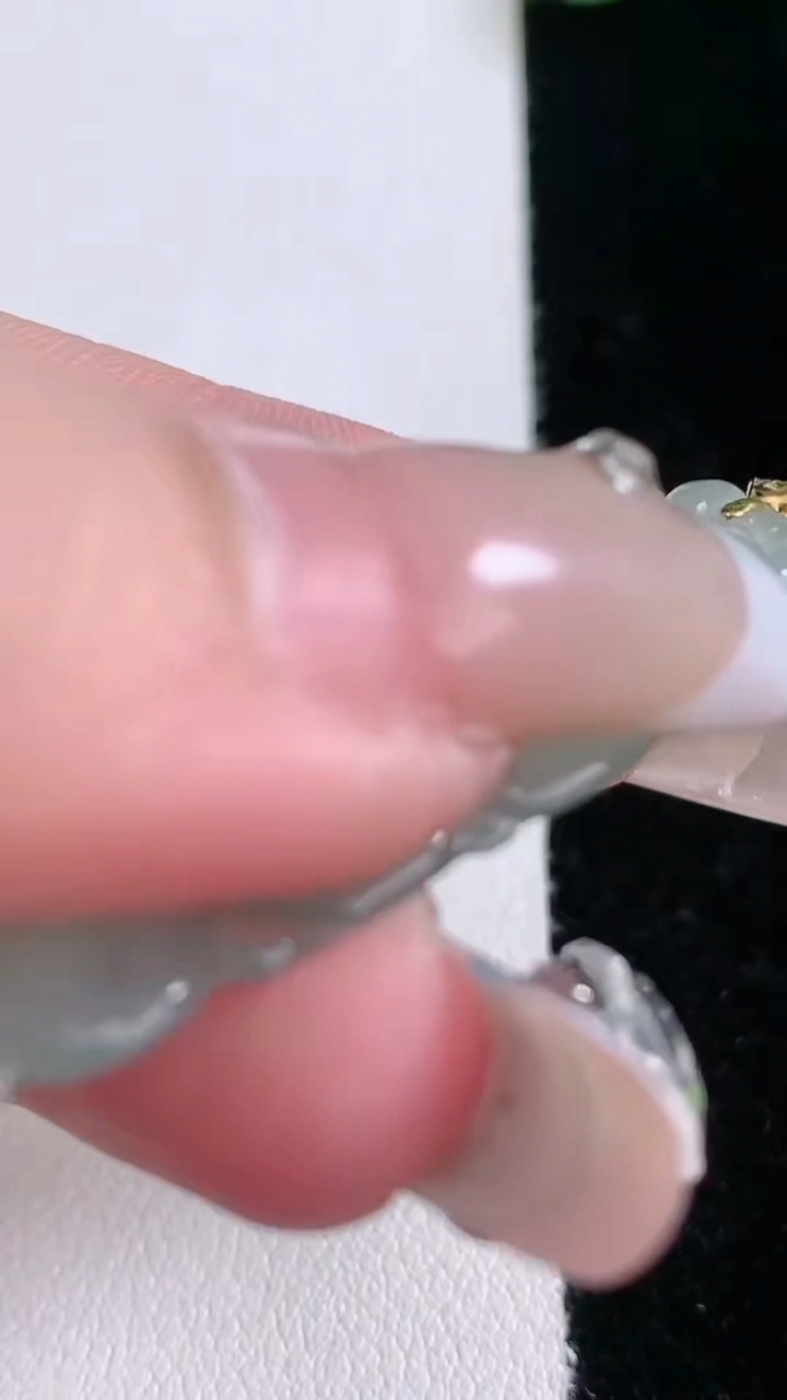 天然A货翡翠种飘花如意吊坠，尺寸50.8-23.6-2.8，重量:7.46g
3月7日