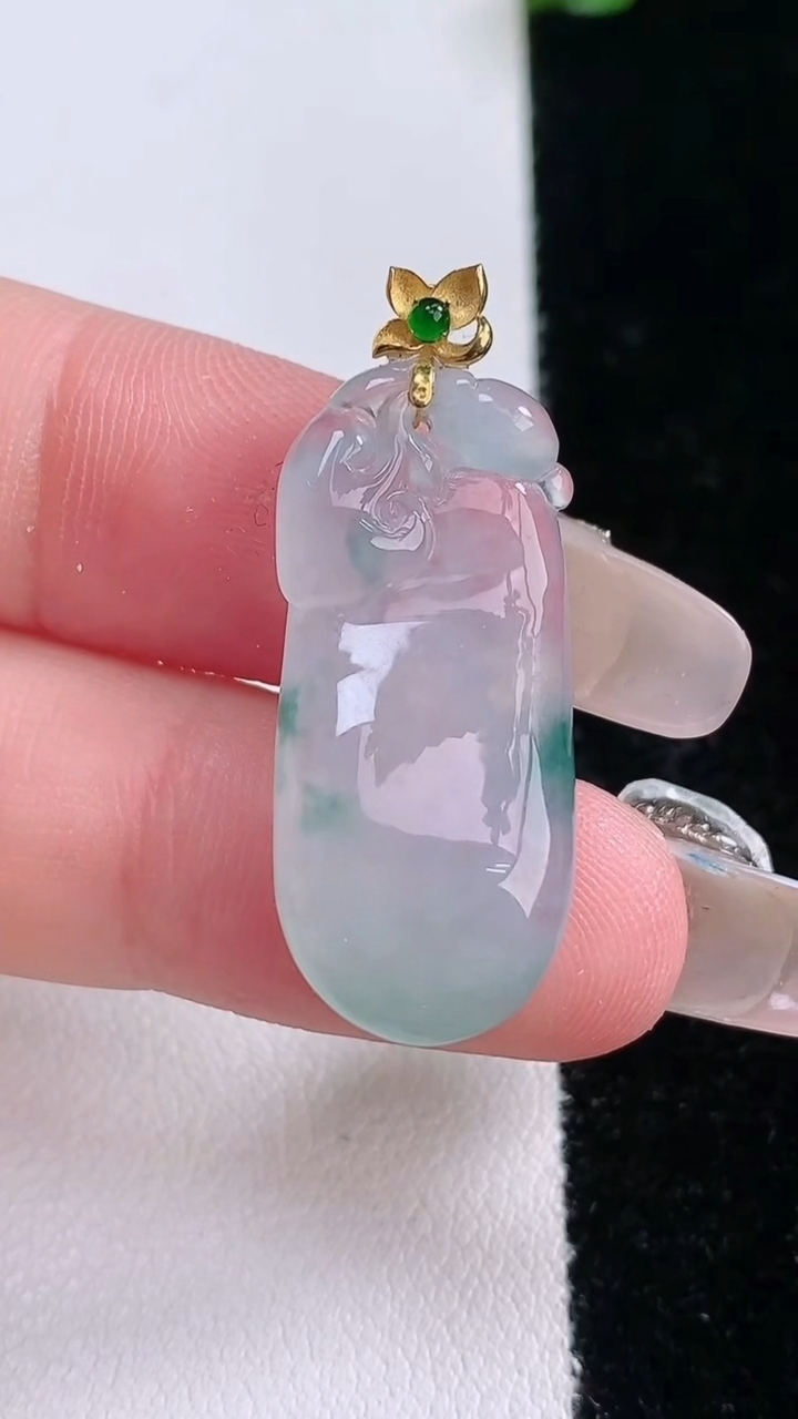 天然A货翡翠种飘花福瓜吊坠，尺寸26.6-12.7-5.6，重量:4.21g
3月7日