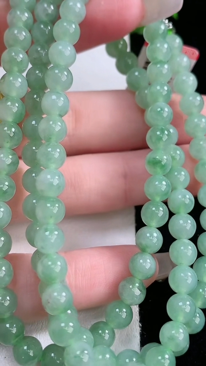 天然A货翡翠圆珠项链，尺寸5.7-108颗，重量:39.59g3月7日
工厂直销收藏佳品,种好水足，色泽均匀，有种有色，上手高大气！