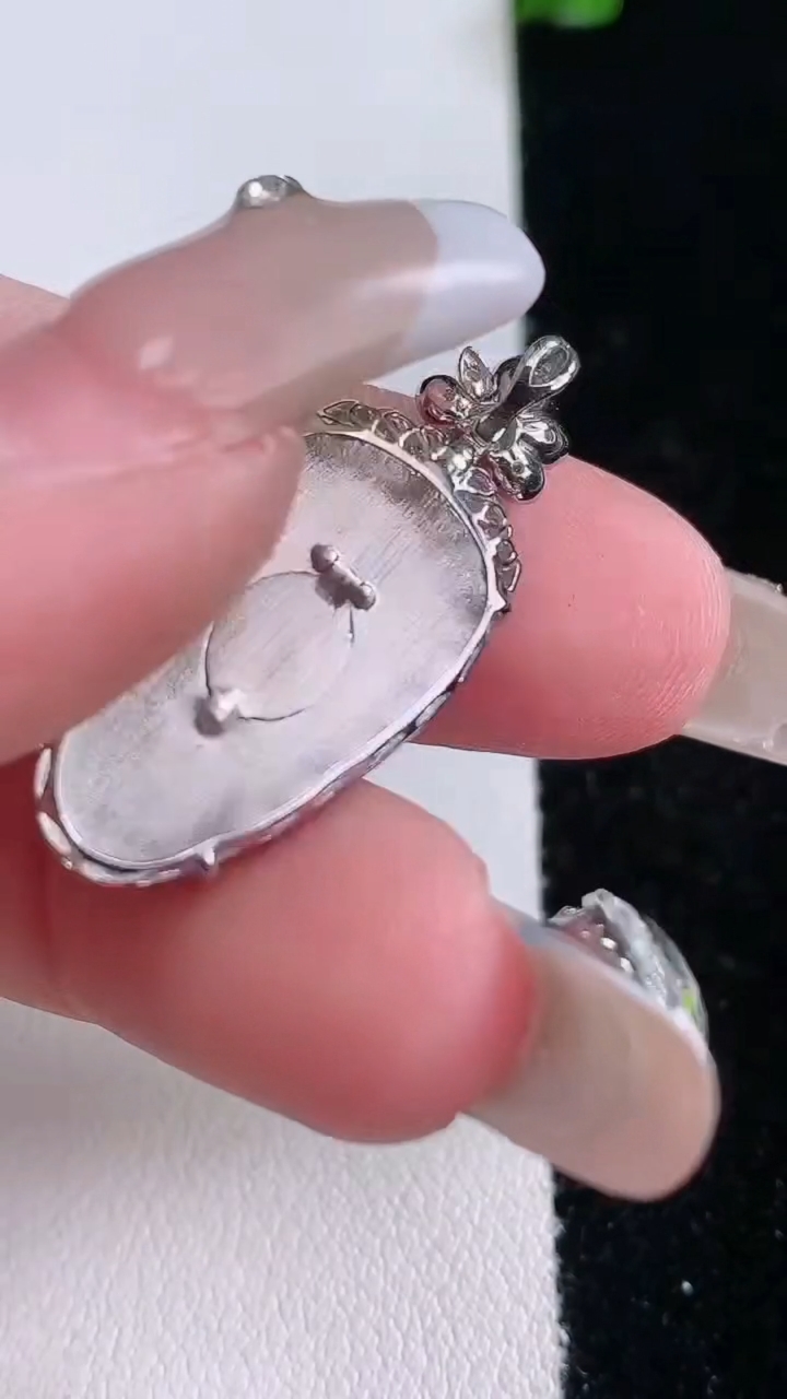 天然A货翡翠金枝玉叶 叶子吊坠，尺寸29.7-20.8-12.8-5.2，重量:2.99g
3月7日