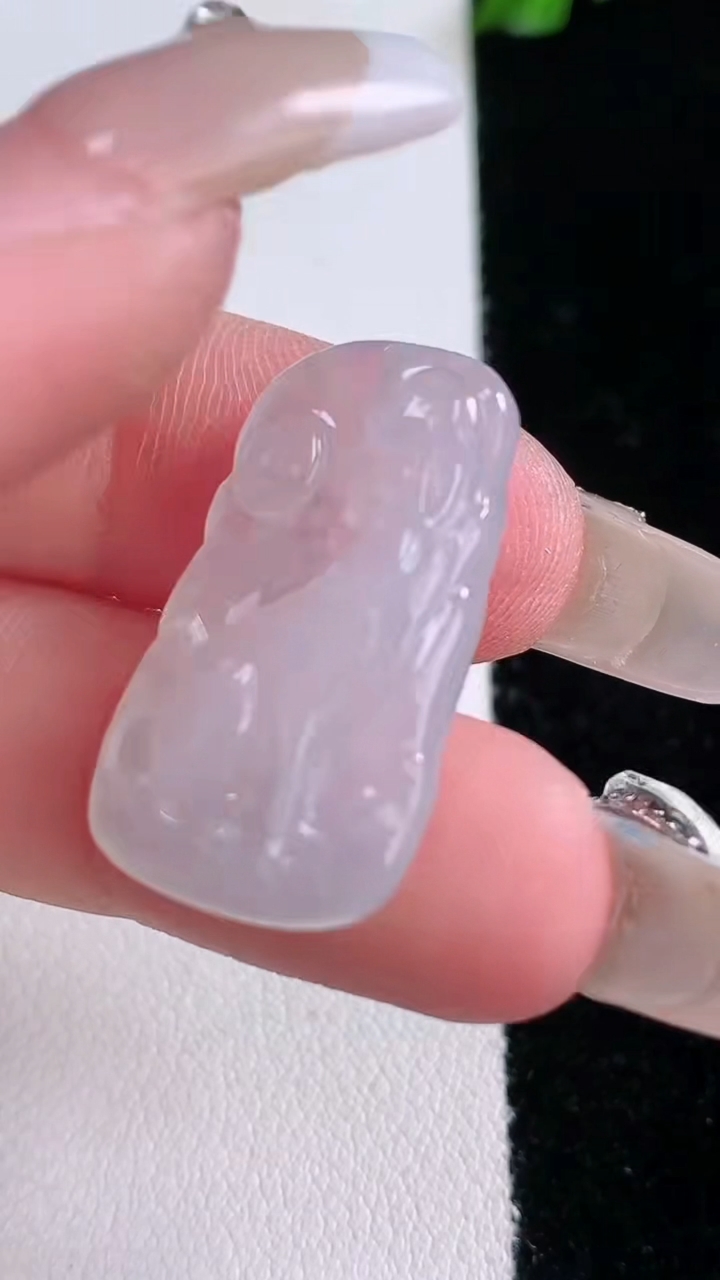 天然A货翡翠生肖狗吊坠，尺寸26.4-15-4.2，重量:4.01g
3月7日