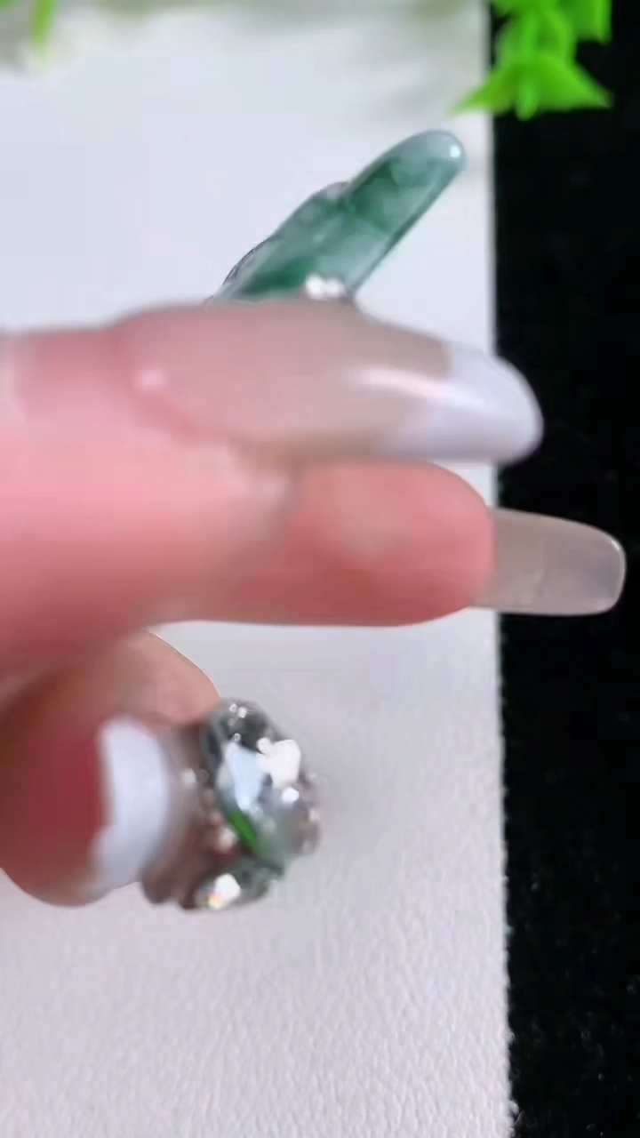 天然A货翡翠山水大势至菩萨吊坠，尺寸56-37.4-4.6，重量:25.49g
3月7日