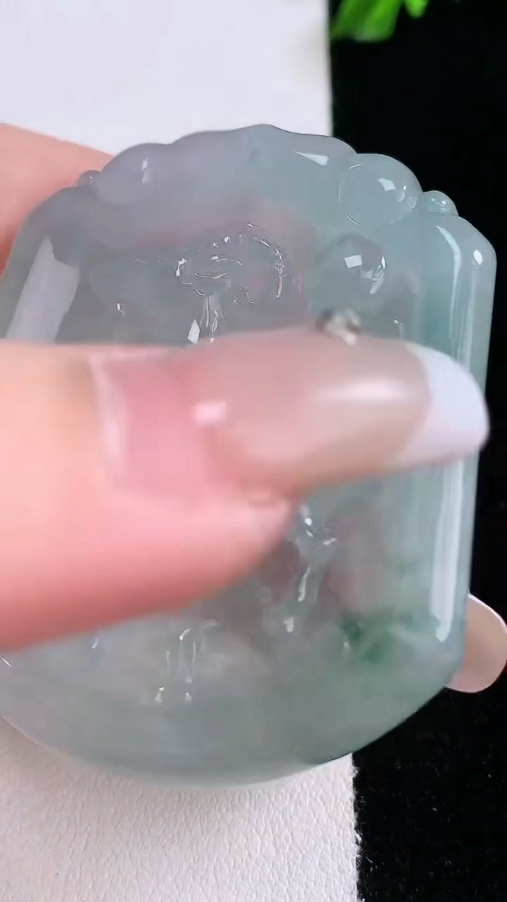 天然A货翡翠飘花生肖羊吊坠，尺寸49.7-43-5.7，重量:26.29g
3月7日